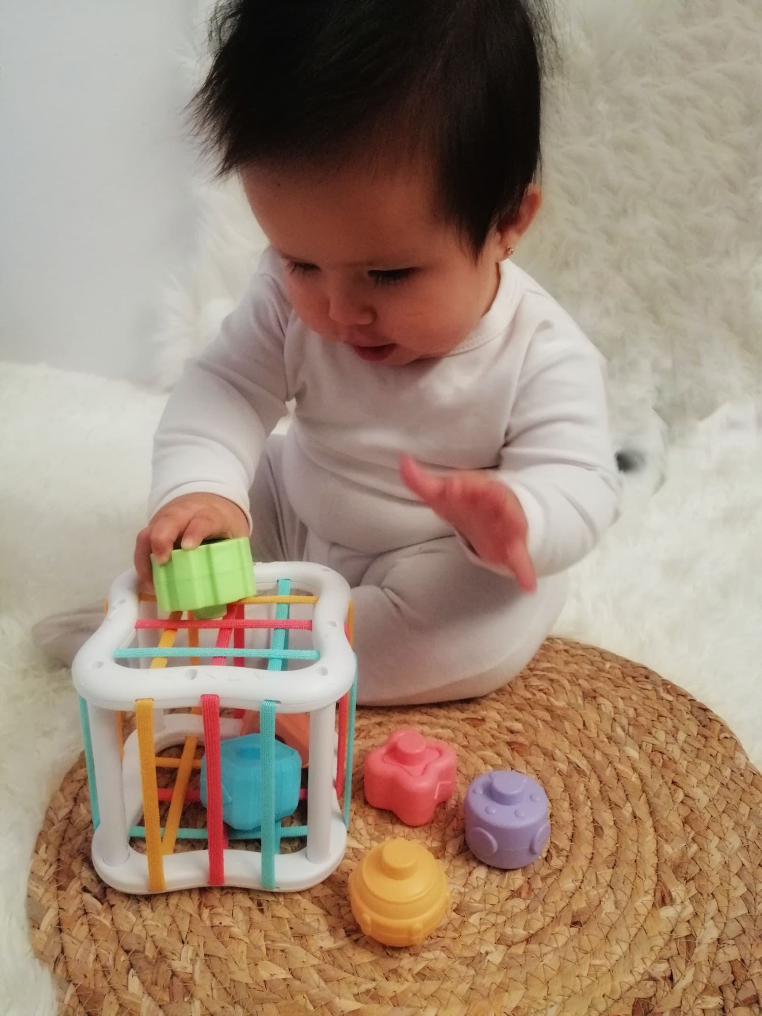 Cubo Mágico Sensorial: Aventura de Encajes y Sonidos