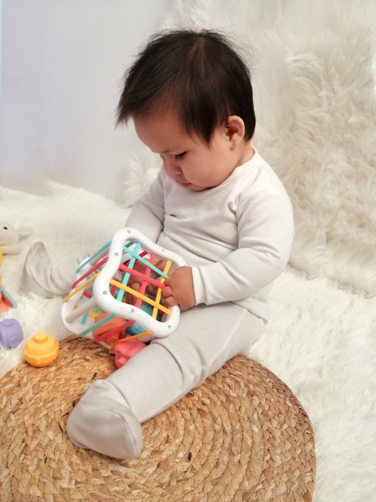 Cubo Mágico Sensorial: Aventura de Encajes y Sonidos