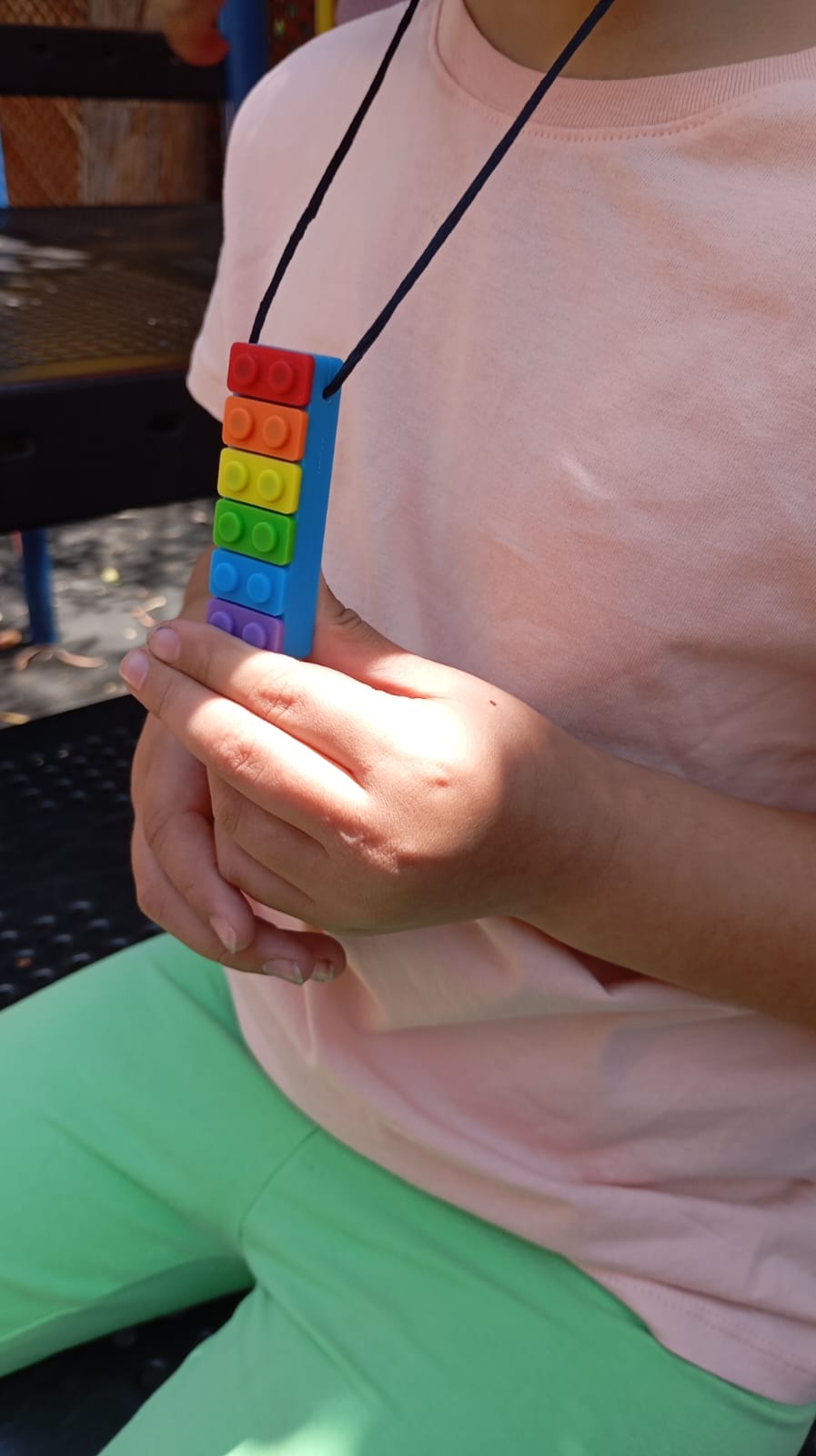 Mordedor Sensorial Lego Arcoíris – Collar de Silicona para Masticar (Niños y Bebés con Hipersensibilidad Oral)