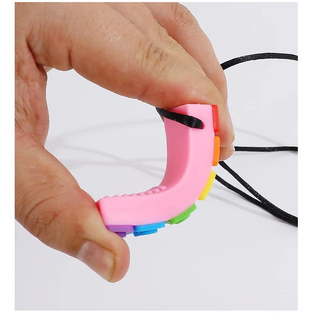 Mordedor Sensorial Lego Arcoíris – Collar de Silicona para Masticar (Niños y Bebés con Hipersensibilidad Oral)